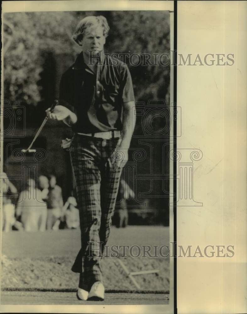 1974 Press Photo Golfer Johnny Miller twirls his putter in his hand on the green- Historic Images