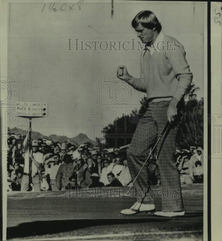 1975 Press Photo Golf - Johnny Miller Shows Victory on the Putting Green- Historic Images