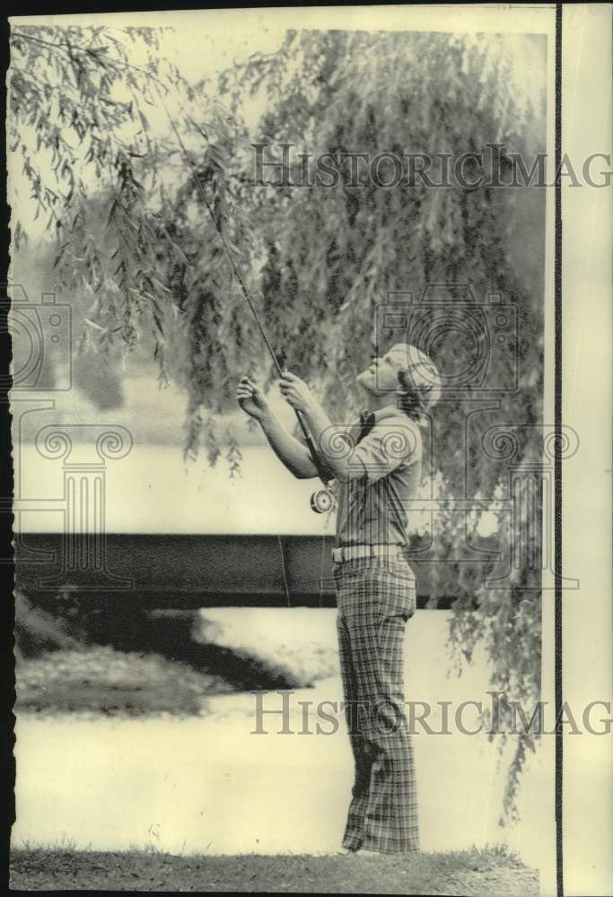 1975 Press Photo Golf - Johnny Miller Fishing Line In Tree in PGA Practice- Historic Images