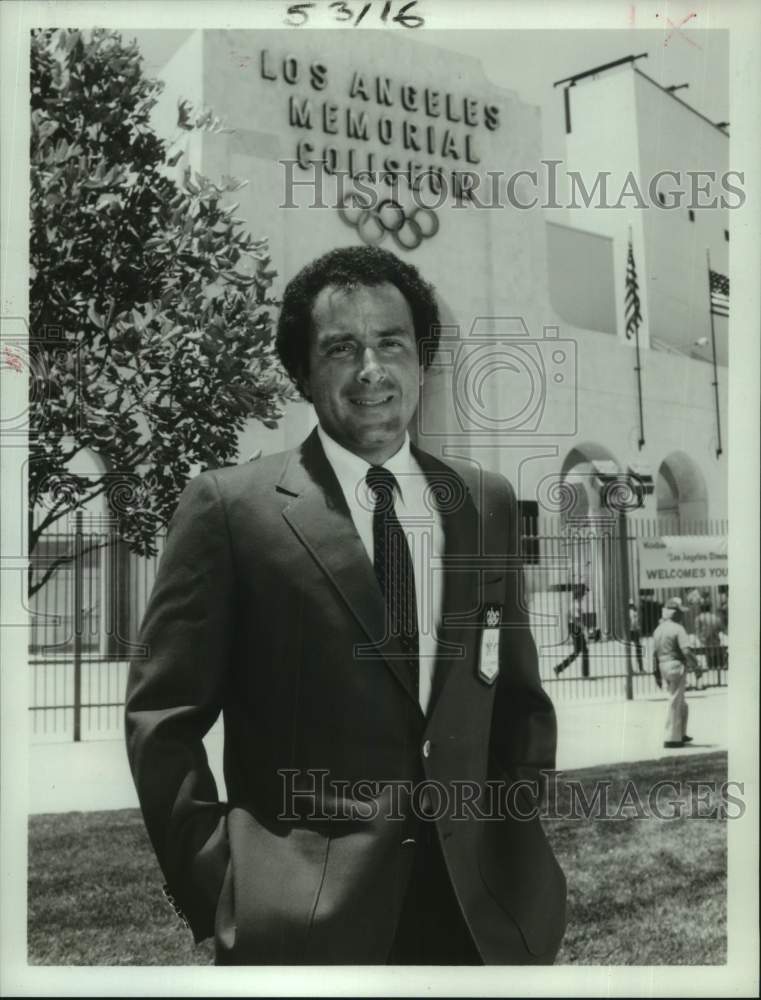 1984 Press Photo Sportscaster Al Michaels at Los Angeles Memorial Coliseum- Historic Images