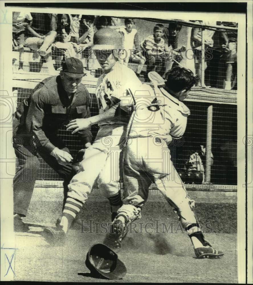 1971 Press Photo Taiwan baseball player Shen Chinwen bumps into catcher in game- Historic Images