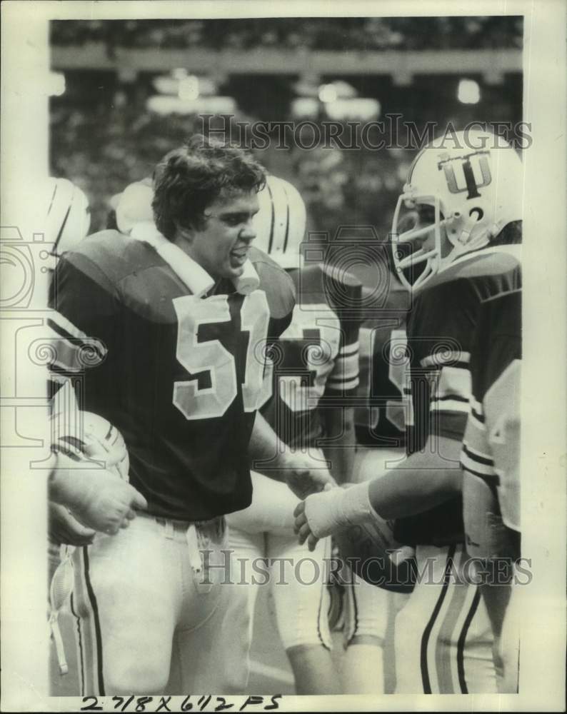 1978 Press Photo Tulane University football player Dee Methvin talks to teammate- Historic Images