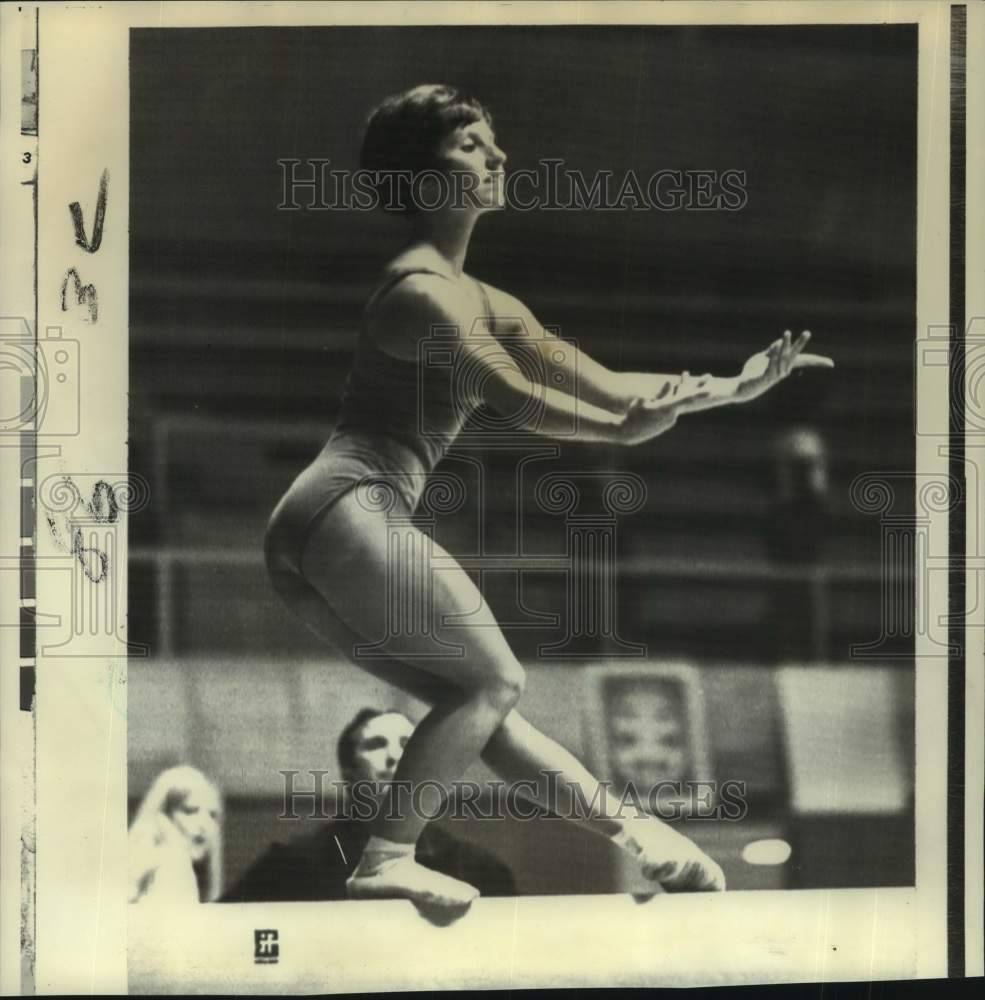 1971 Press Photo Gymnast Linda Joe Metheny practices on balance beam in CA- Historic Images