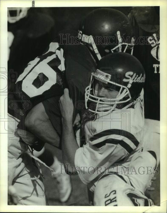 1990 Press Photo Slidell Tigers football player Mike Messenger blocks opponent- Historic Images