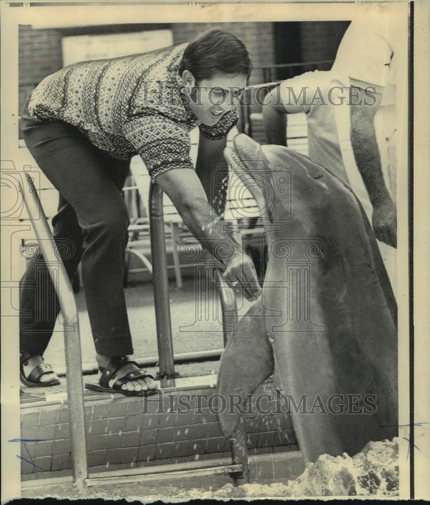 1972 Press Photo Miami Dolphins football quarterback George Mira pets a dolphin- Historic Images