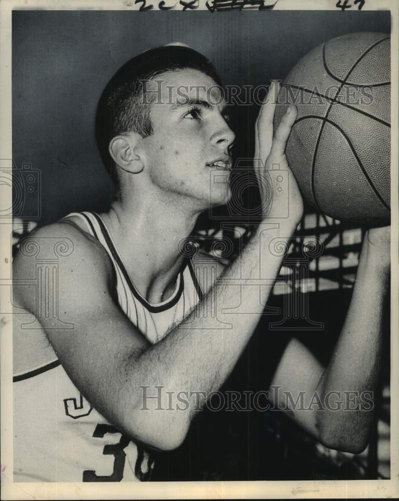 1963 Press Photo Basketball player Peter Michell eyes up the basket for a shot- Historic Images