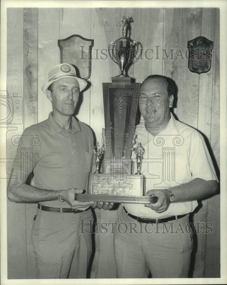 1974 Press Photo Golfer Al Lucas, left, holds trophy with another man- Historic Images