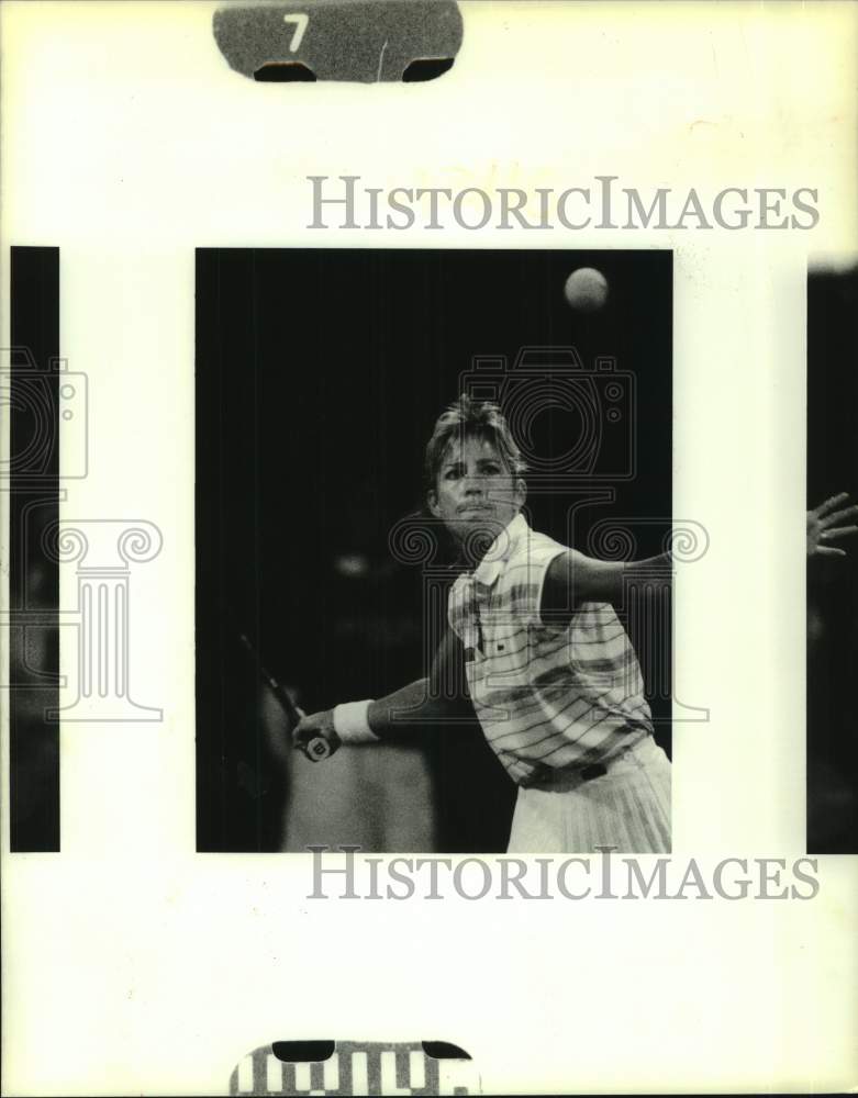 1988 Press Photo Tennis player Chris Everett keeps her eye on the ball in match- Historic Images