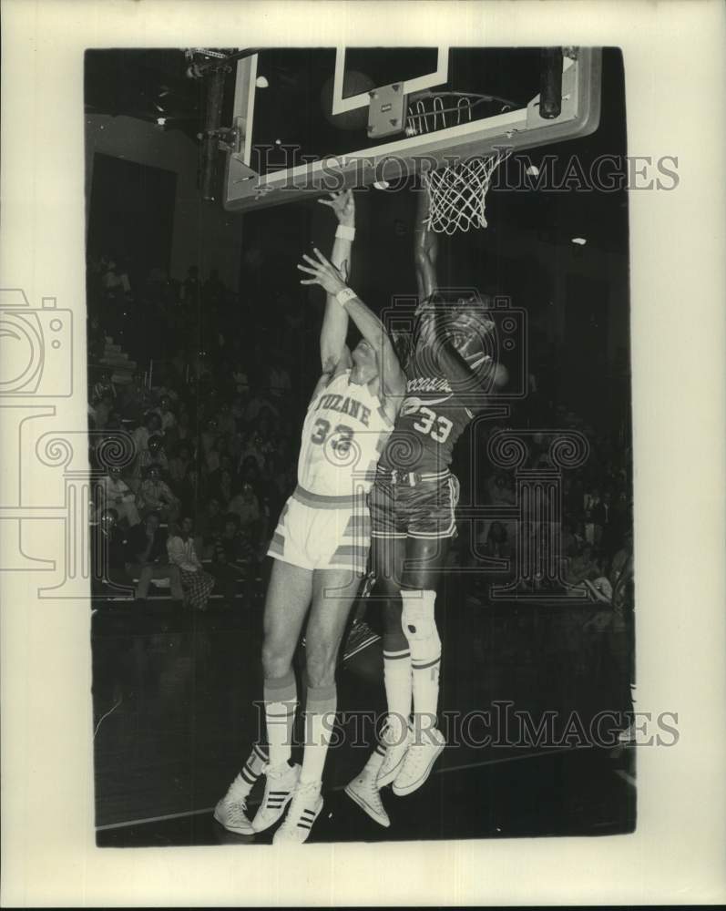 1973 Press Photo Tulane basketball player Ernie Losch shoots a layup in a game- Historic Images