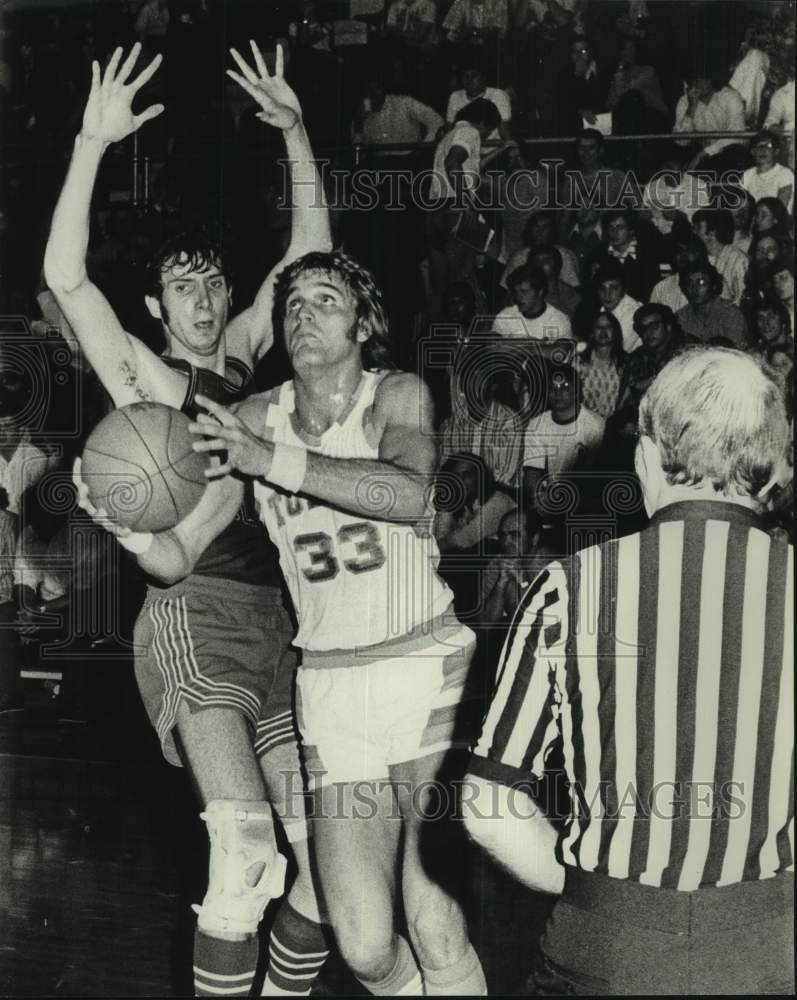 1973 Press Photo Tulane basketball player Ernie Losch #33 shoots the ball- Historic Images