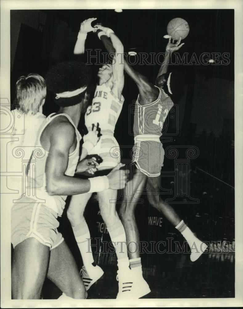 1973 Press Photo Tulane basketball player Ernie Losch #33 misses a rebound- Historic Images