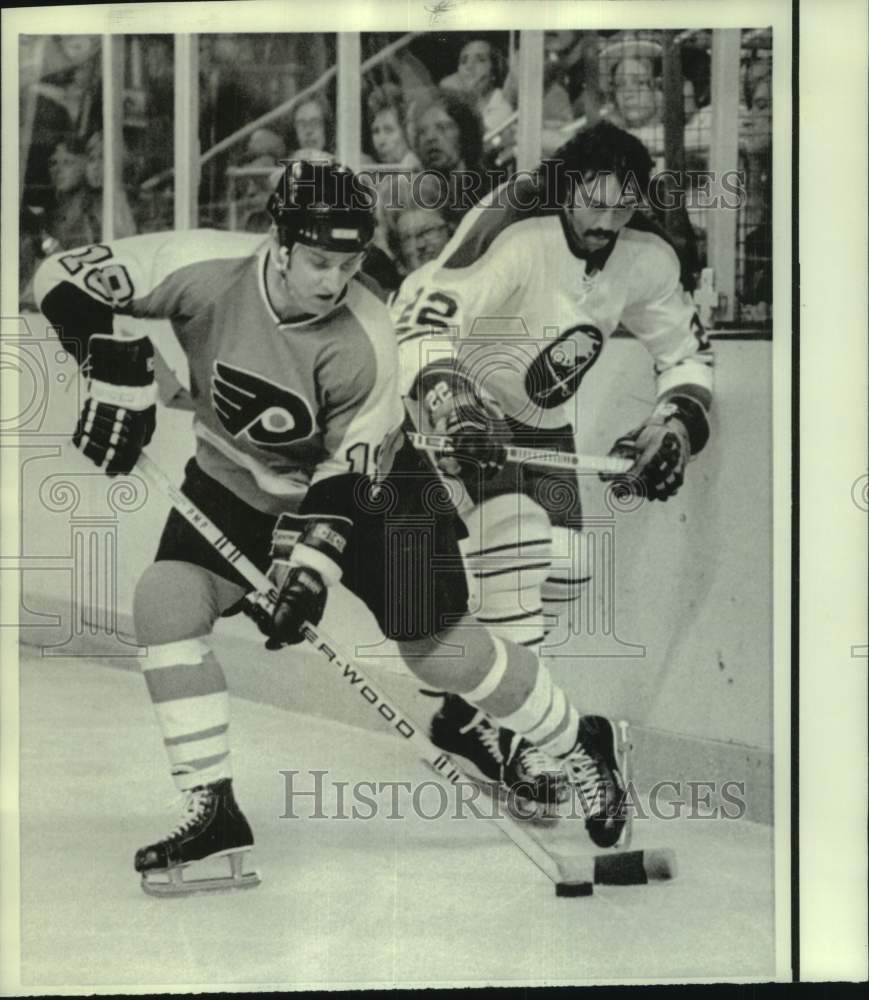 1975 Press Photo Philadelphia Flyers hockey player Ross Lonsberry steals puck- Historic Images