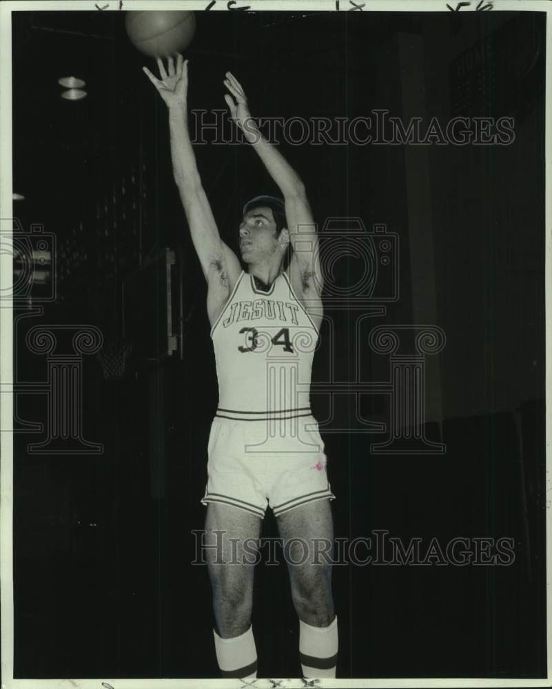 1971 Press Photo Jesuit Blue Jays basketball player Steve Mang shoots the ball- Historic Images