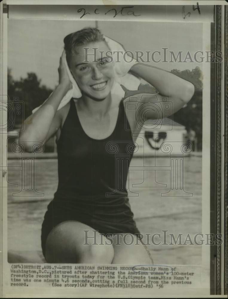 1956 Press Photo Swimmer Shelly Mann towels off after race outdoors in Detroit- Historic Images