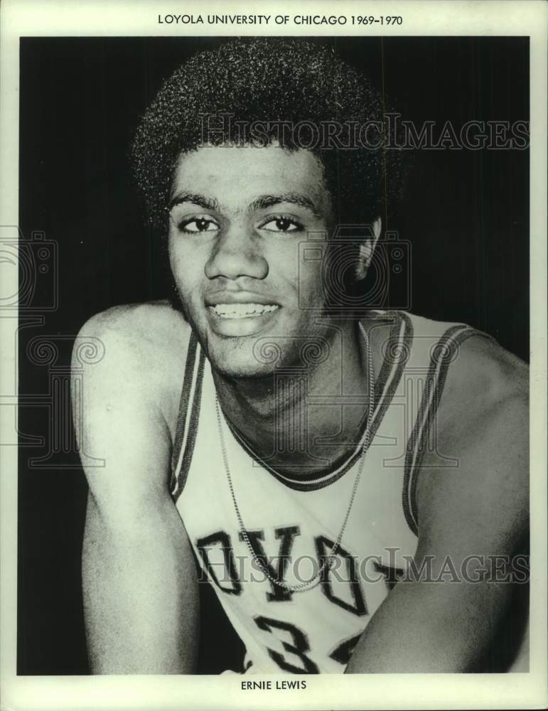 1971 Press Photo Loyola basketball player Ernie Lewis smiles for photo- Historic Images