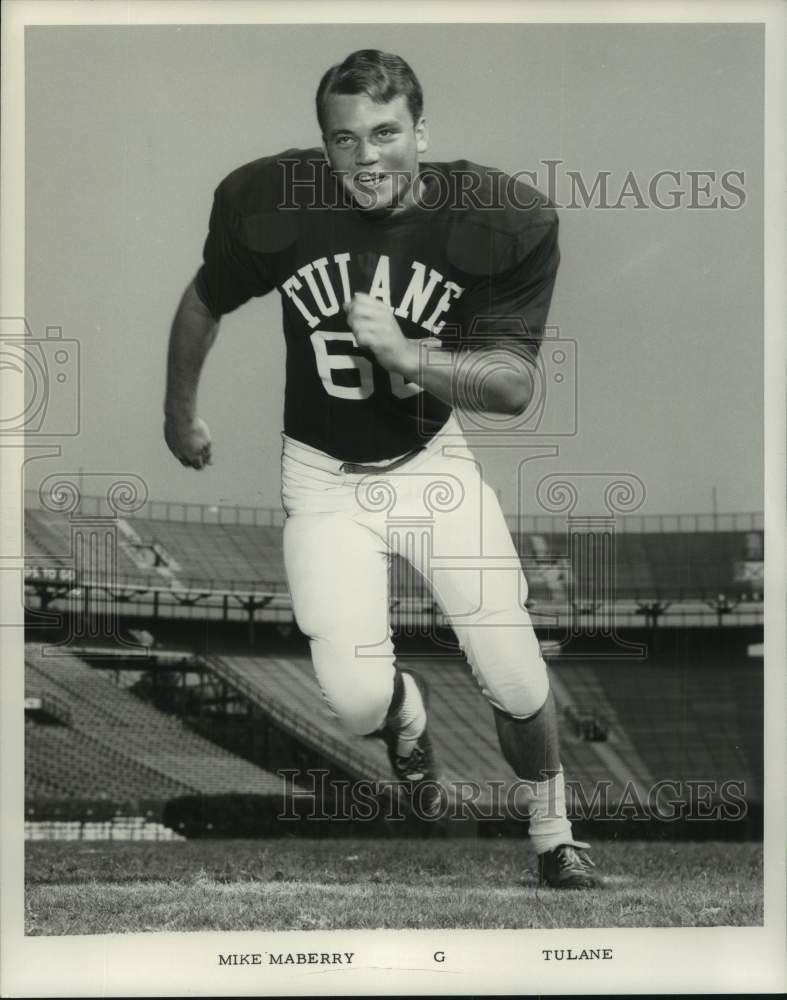 1967 Press Photo Tulane Football guard Mike Maberry runs on the field- Historic Images