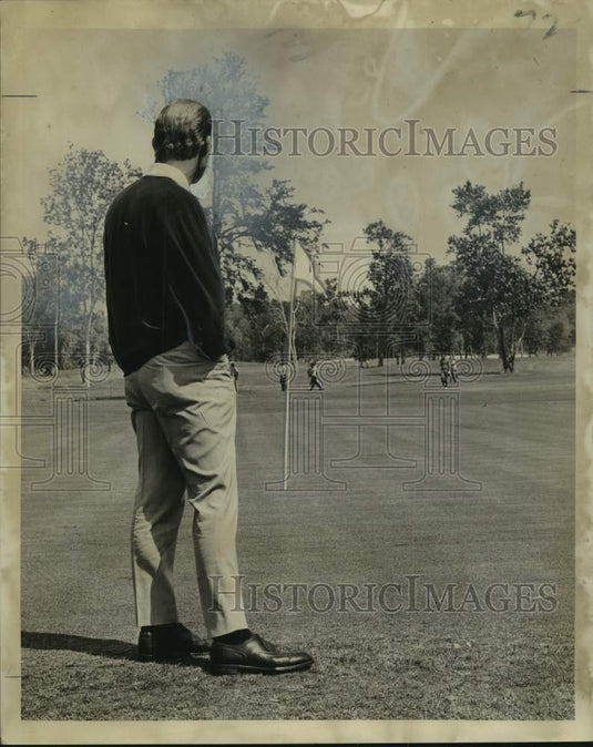 1966 Press Photo Golfer Dick Mayer stands off the green looking at small crowd- Historic Images