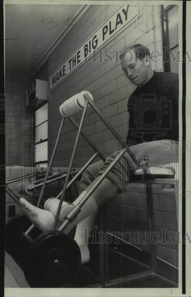 1967 Press Photo Texas A&amp;M college football player Tommy Maxwell rehabs knee- Historic Images