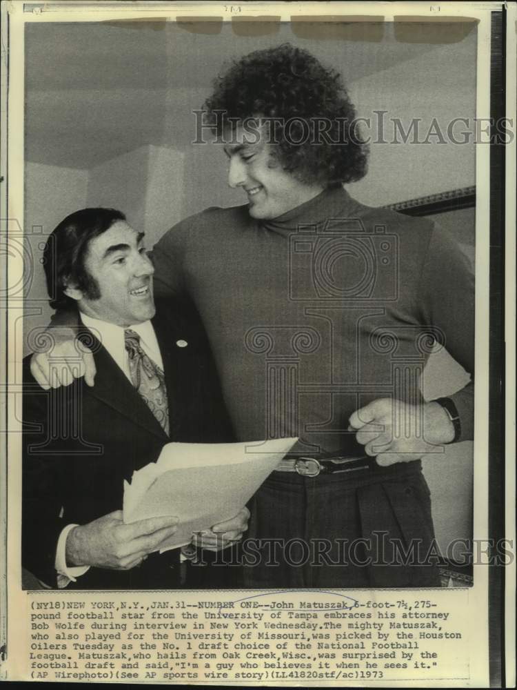 1973 Press Photo Football player John Matuszak and attorney Bob Wolfe.- Historic Images