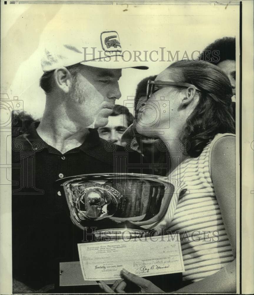 1971 Press Photo Golfer Bobby Mitchell and wife with check and trophy- Historic Images