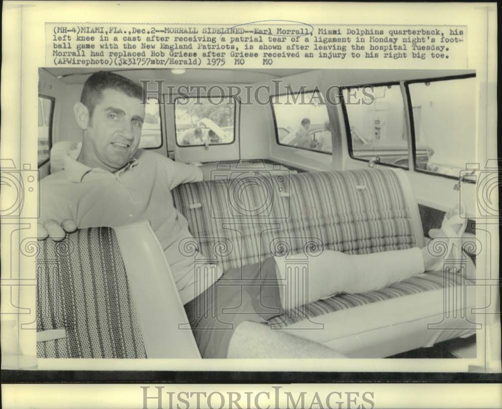 1975 Press Photo Miami Dolphins football quarterback Earl Morrall sits in van- Historic Images