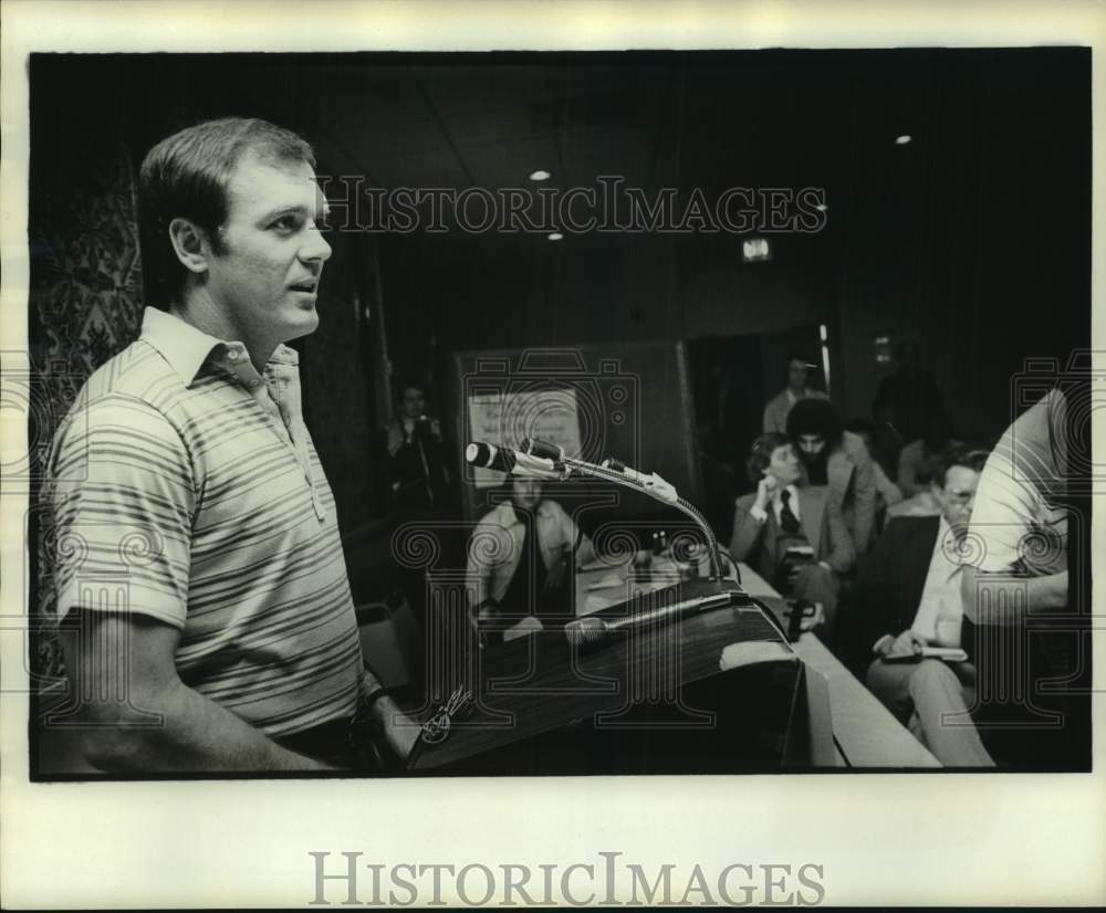 1978 Press Photo Football quarterback Craig Morton speaks to reporters at podium- Historic Images