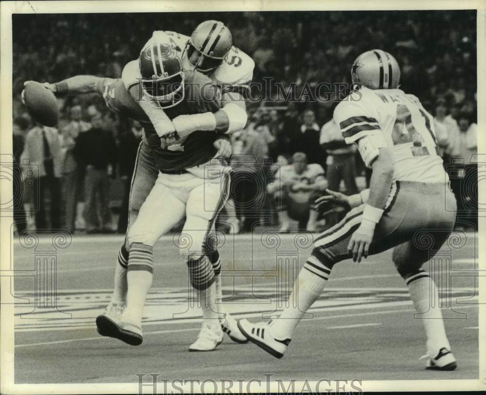 1978 Press Photo Denver Broncos football quarterback Craig Morton gets tackled- Historic Images