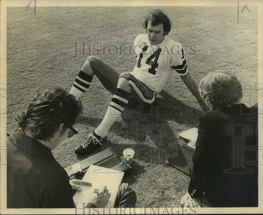 1972 Press Photo Dallas Cowboys football quarterback Craig Morton talks to media- Historic Images