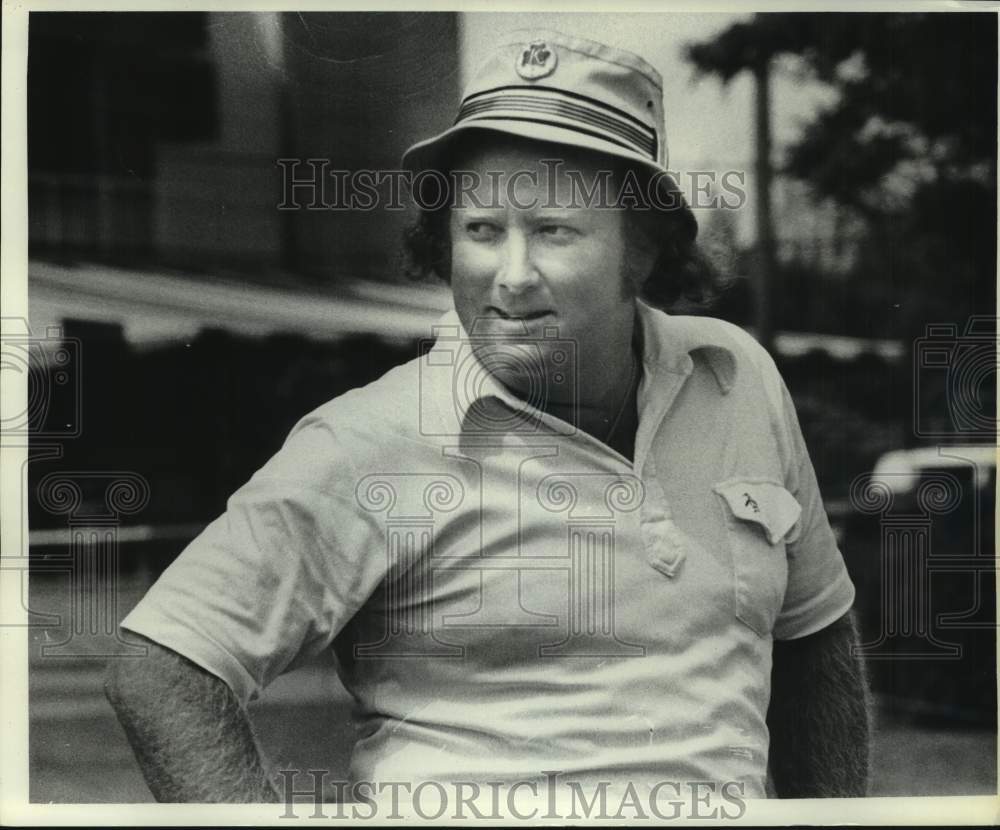 1976 Press Photo Golfer Bob Murphy looks around on the golf course - nos23894- Historic Images