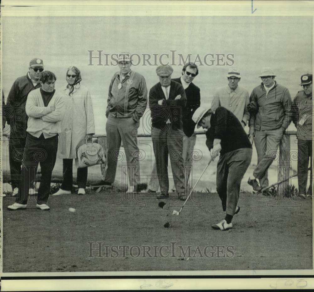 1971 Press Photo Golfer Bob Murphy hits an iron shot at Bing Crosby Pro-Am in CA- Historic Images