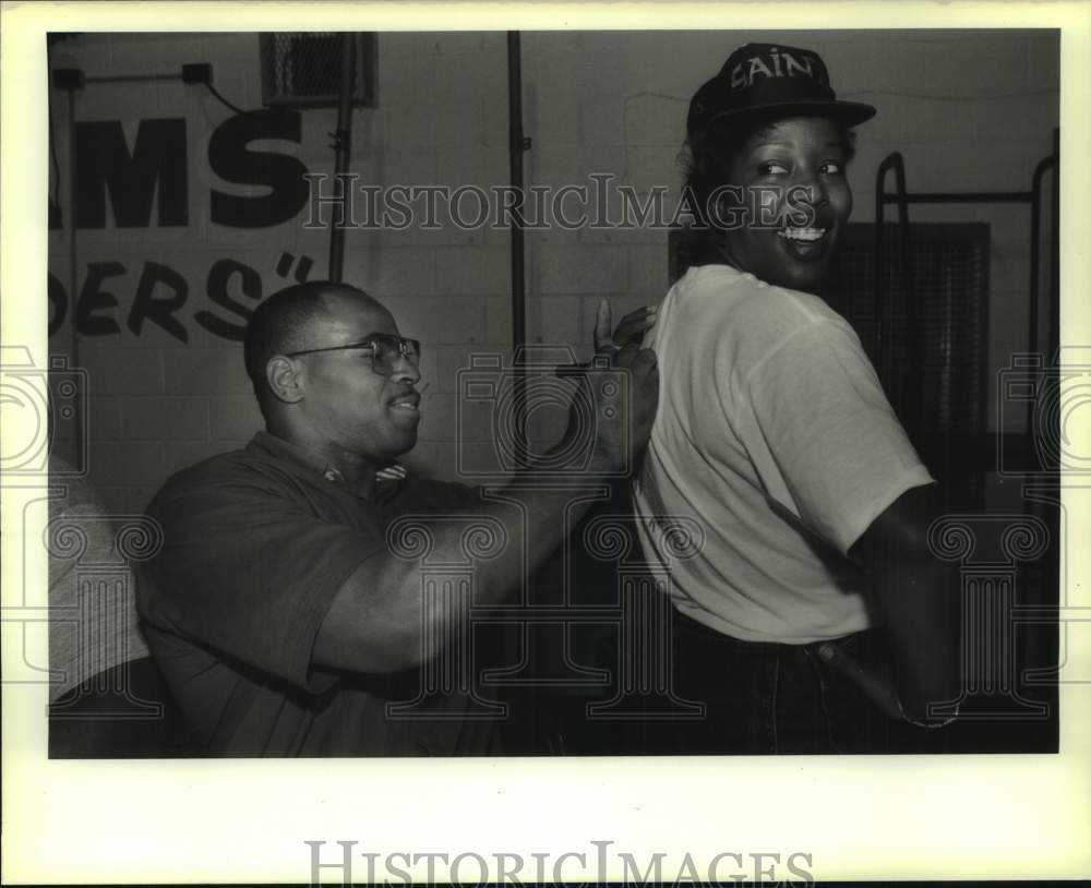 1989 Press Photo New Orleans Saints football player Sam Mills signs autograph- Historic Images