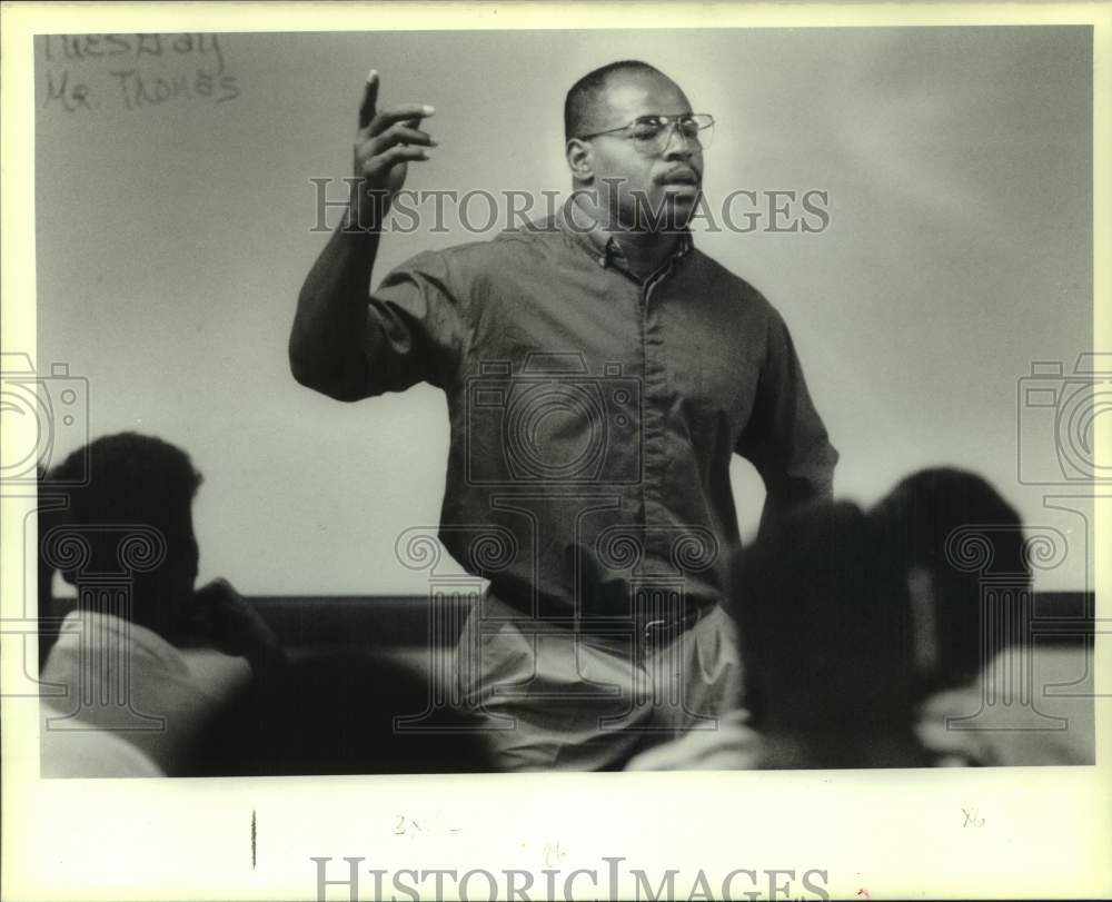 Press Photo New Orleans Saints football player Sam Mills talks with students- Historic Images