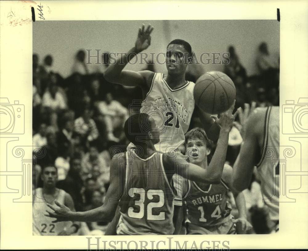 1990 Press Photo St Augustine basketball player Pointer Williams looks for ball- Historic Images