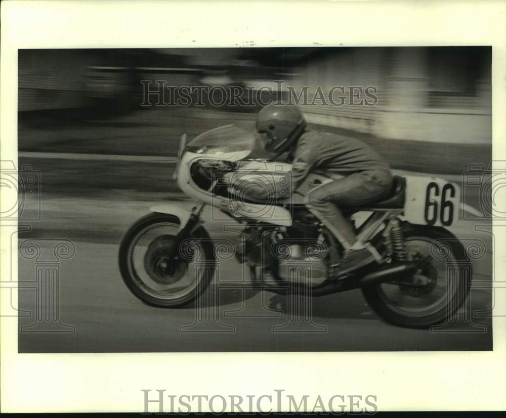 1983 Press Photo Motorcycle racer Joey Mills of Algiers crouches down on cycle- Historic Images