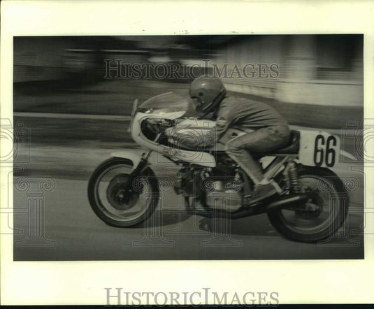 1983 Press Photo Motorcycle racer Joey Mills of Algiers crouches down on cycle- Historic Images