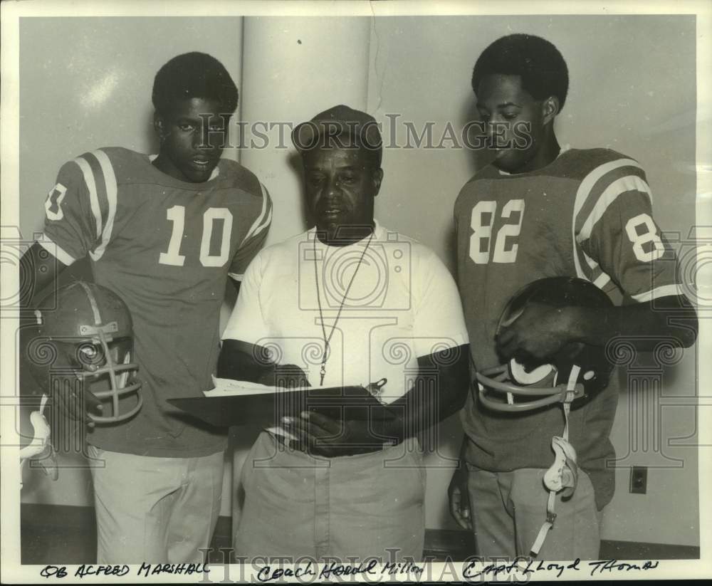 1969 Press Photo Cohen football coach Harold Millon reviews plays with 2 players- Historic Images