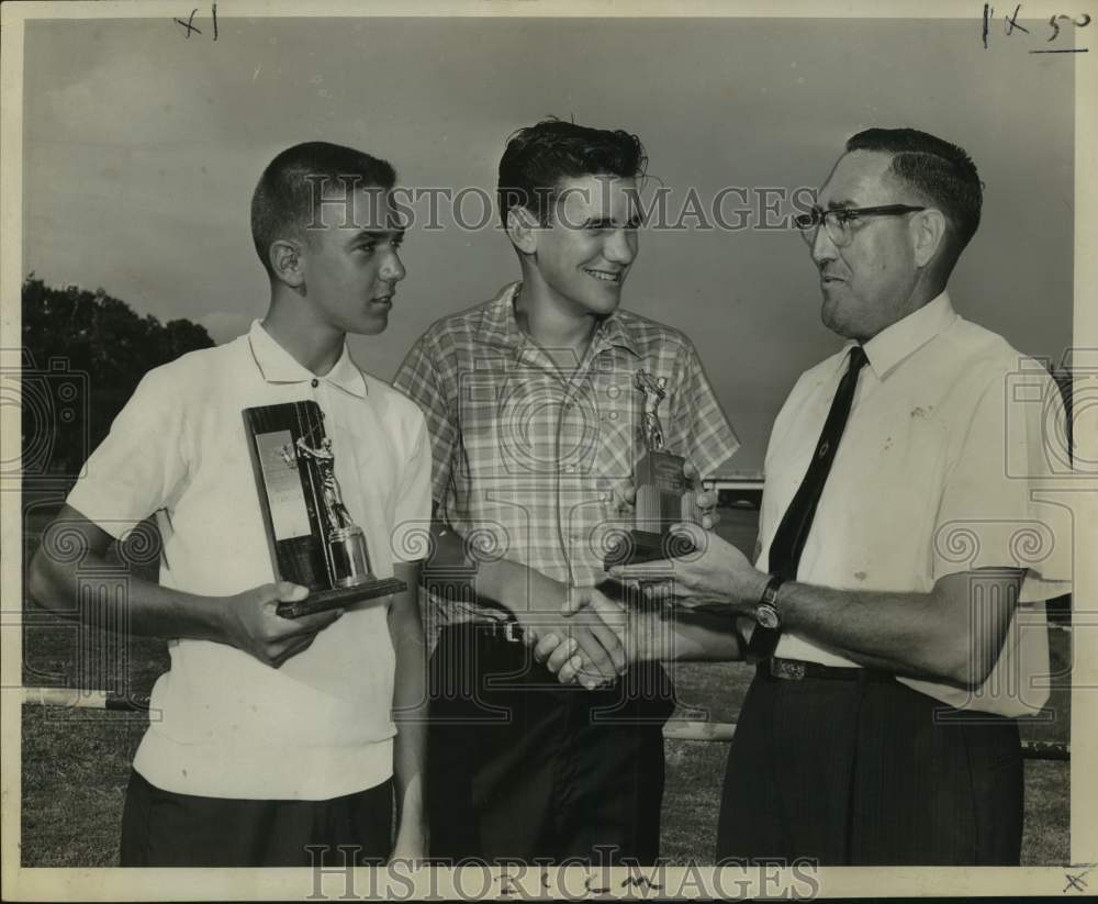 1963 Press Photo Golfers Larry Miller and Greg Thompson receive trophies- Historic Images