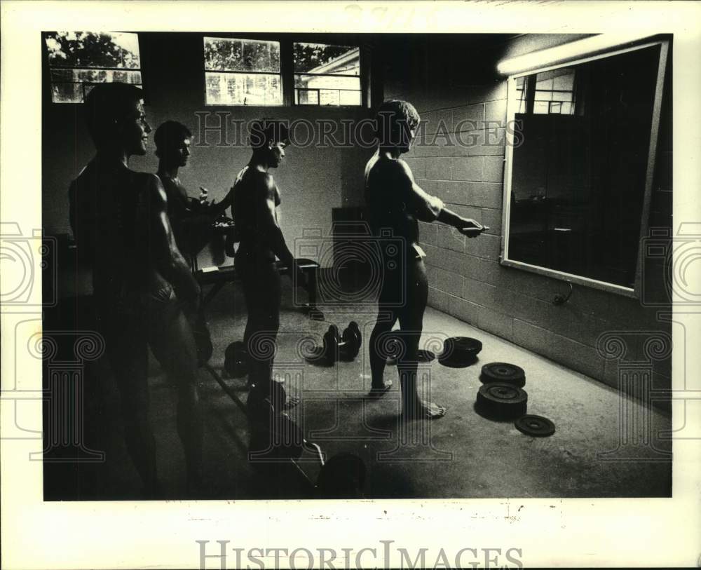 1986 Press Photo Bodybuilding - Contestants Compete for Mr. Cross Gate- Historic Images