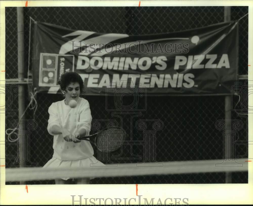 1990 Press Photo Team tennis player Jennifer Marver at UNO tennis courts- Historic Images