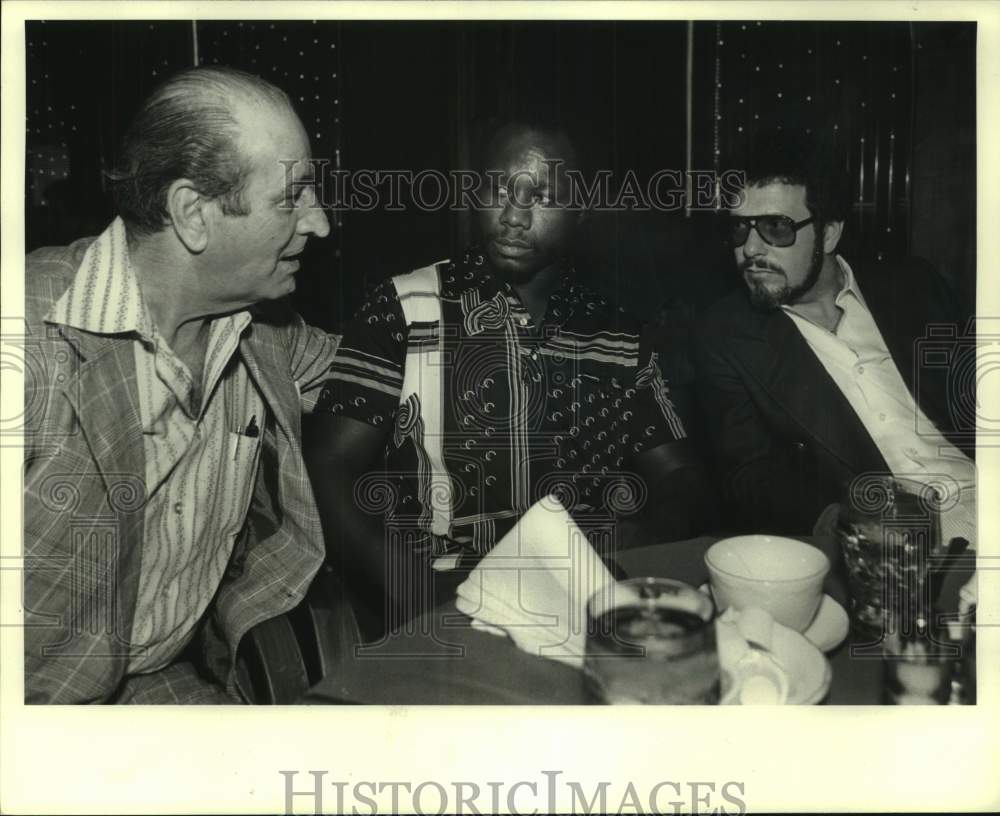 1983 Press Photo Boxing promoter Lou Messina sits at table talking with two men- Historic Images