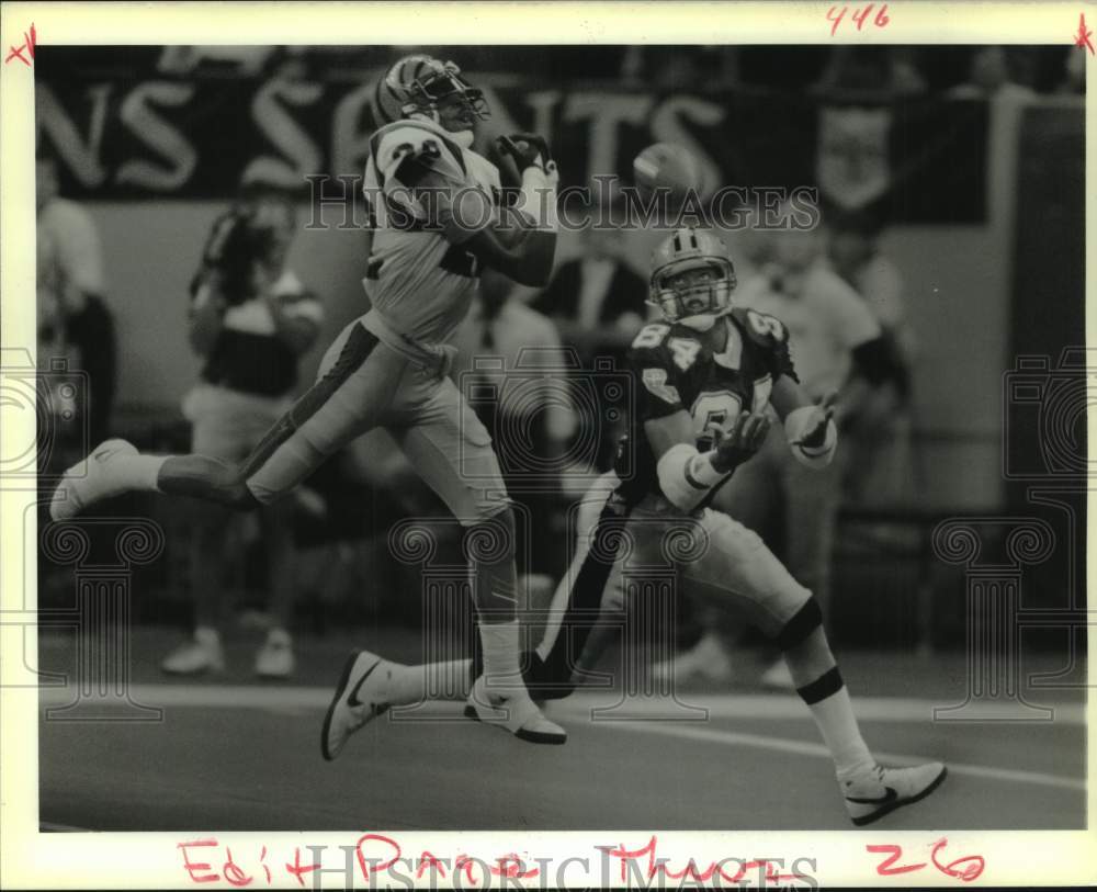 1989 Press Photo New Orleans Saints football player Eric Martin attempts a catch- Historic Images