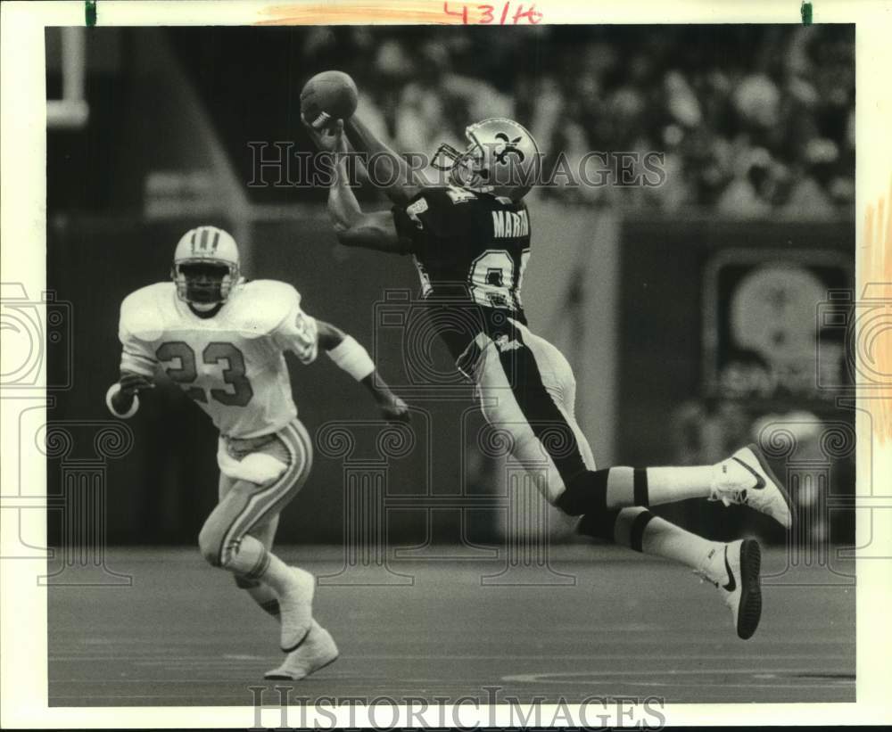 1988 Press Photo New Orleans Saints football player Eric Martin catches pass- Historic Images