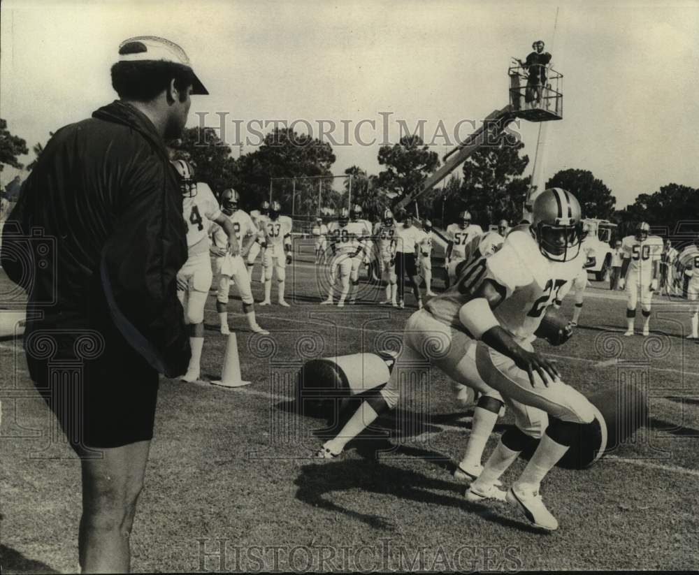 1976 Press Photo New Orleans Saints football player Rod McNeill, Buck Buhanan- Historic Images