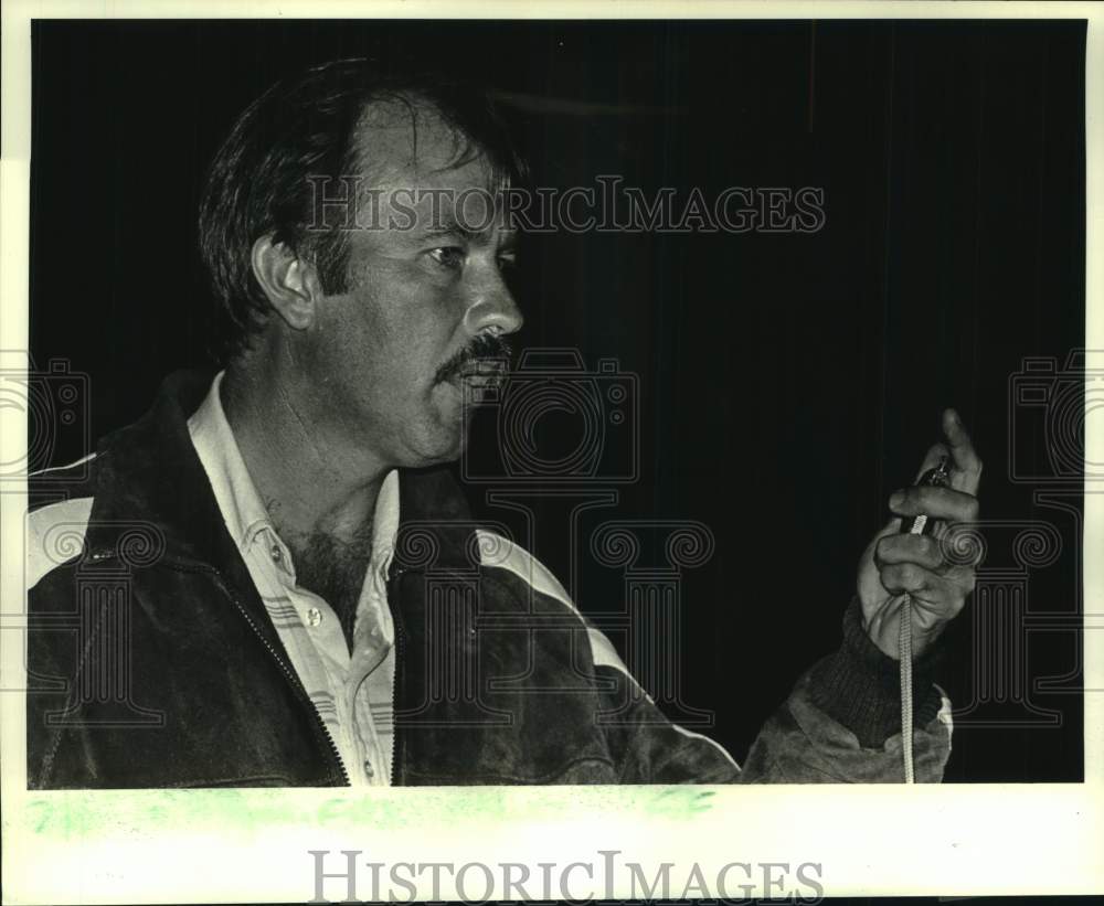 1984 Press Photo Swimming coach Mike Lynch holds stopwatch at Bayou Barriere CC- Historic Images