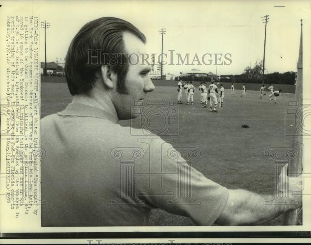 1972 Press Photo New York Yankee baseball player Albert W Lyle watches practice- Historic Images