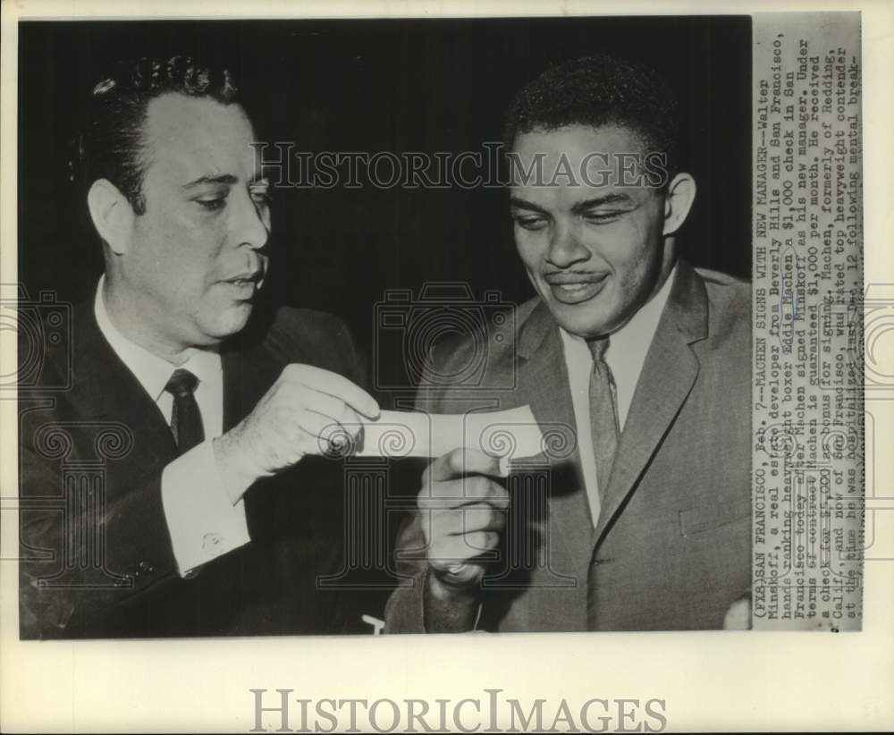 Press Photo Boxer Eddie Machen looks at check from Walter Minskoff, his manager- Historic Images