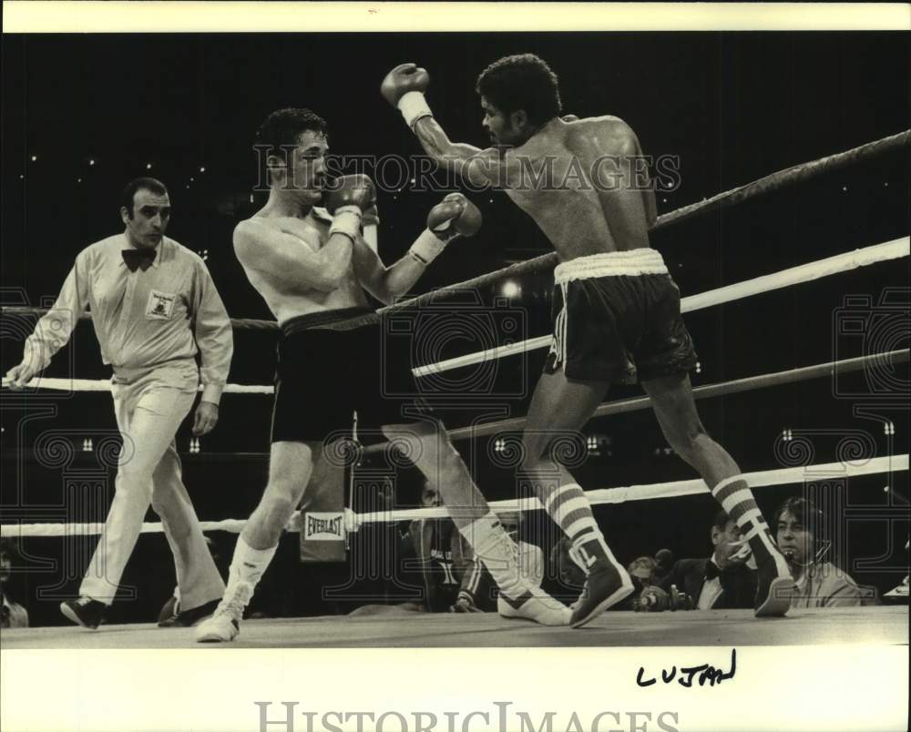 1978 Press Photo Boxer Jorge Lujan hits opponent with a left hook in match- Historic Images