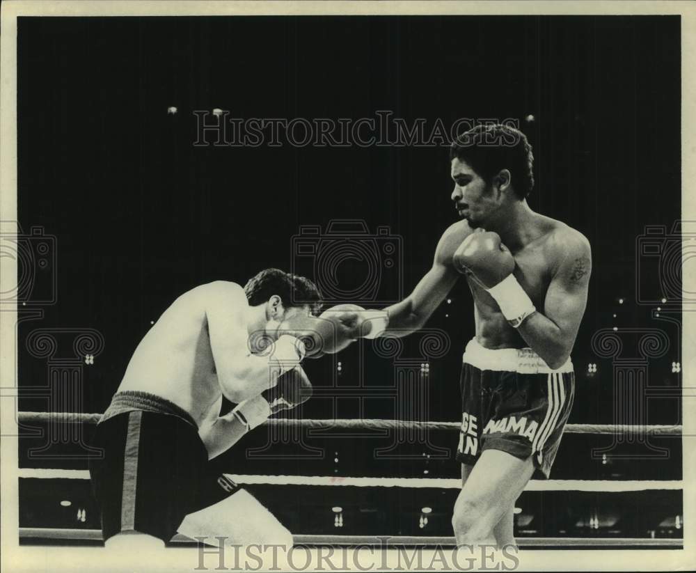 1978 Press Photo Boxer Jorge Lujan hits opponent in the face with right hook- Historic Images