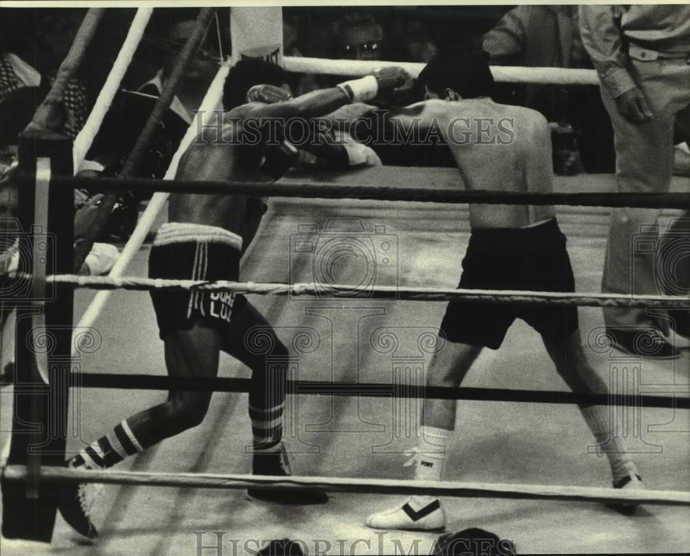 1978 Press Photo Boxer Jorge Lujan throws right hook to opponents head in match- Historic Images