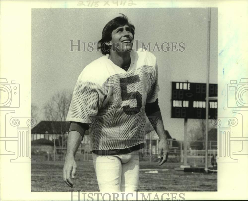 1984 Press Photo USFL football player Tim Mazzetti #5 looks up during practice- Historic Images